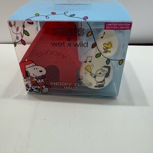 Wet n Wild Snoopy Claus Haus Makeup Set with Festive Lights